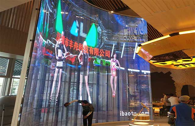 LED透明屏P2.5優勢特點及應用場景